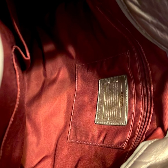 Like New Coach Leather bag in lux Silver / grey has removable strap - Picture 2 of 9